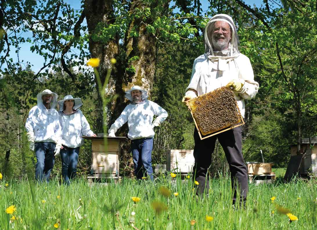 Bienenfreunde Oberland e.V. am Lehrbienenstand in Holzkirchen